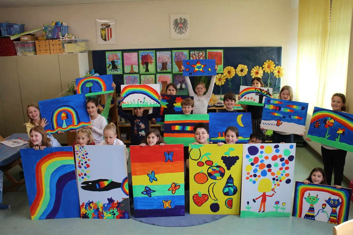 Schulkinder mit Regenbogenbild