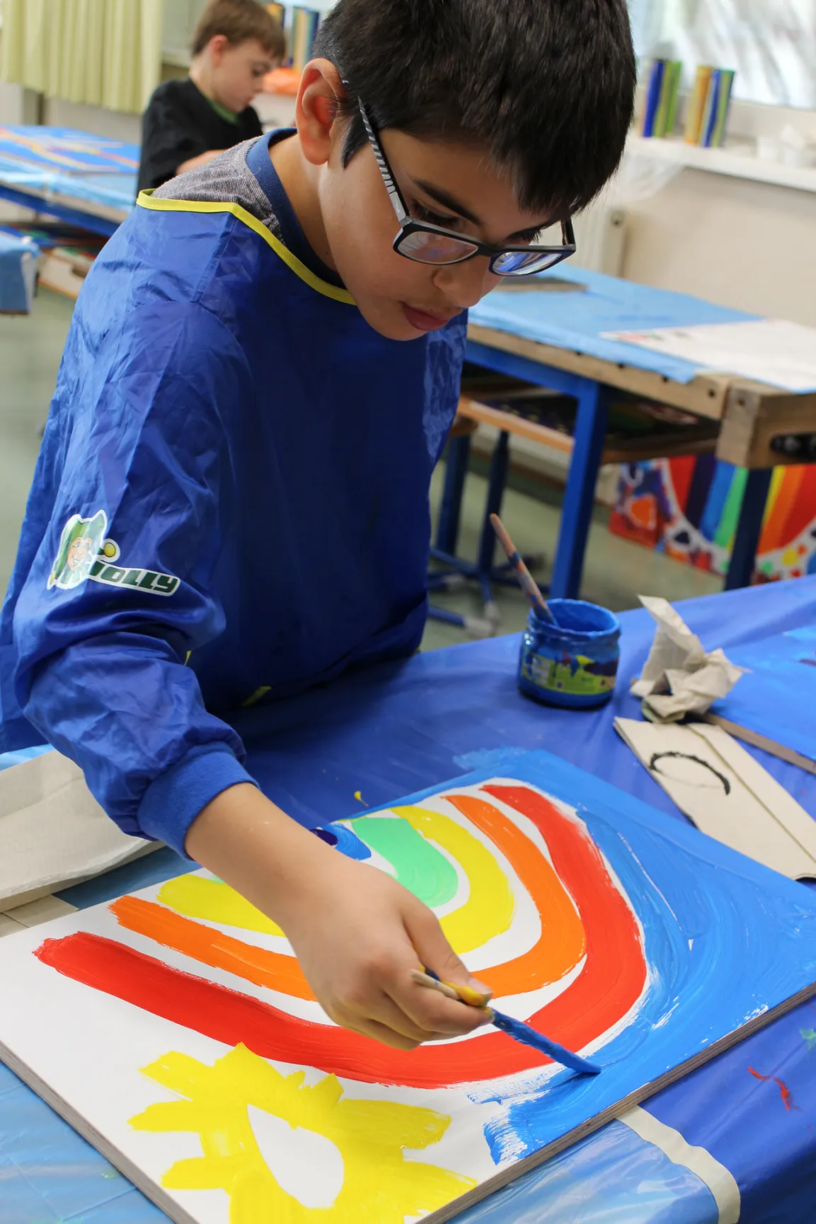 Schulkinder mit Regenbogenbild