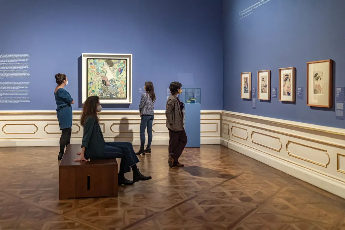 Personen im Museum