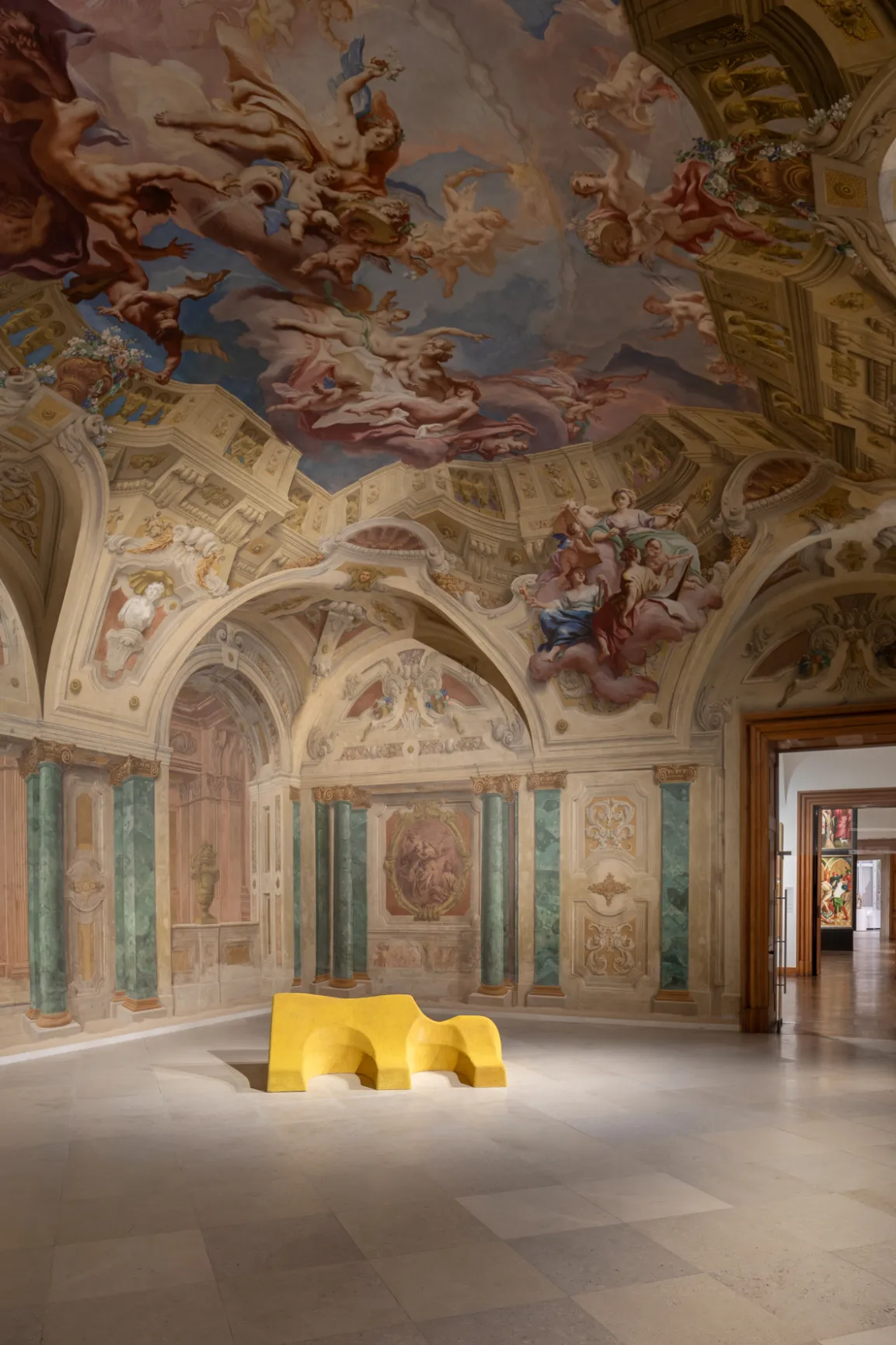Installationsansicht "Lena Henke. Aldo Rossi’s Sleeping Elephant"