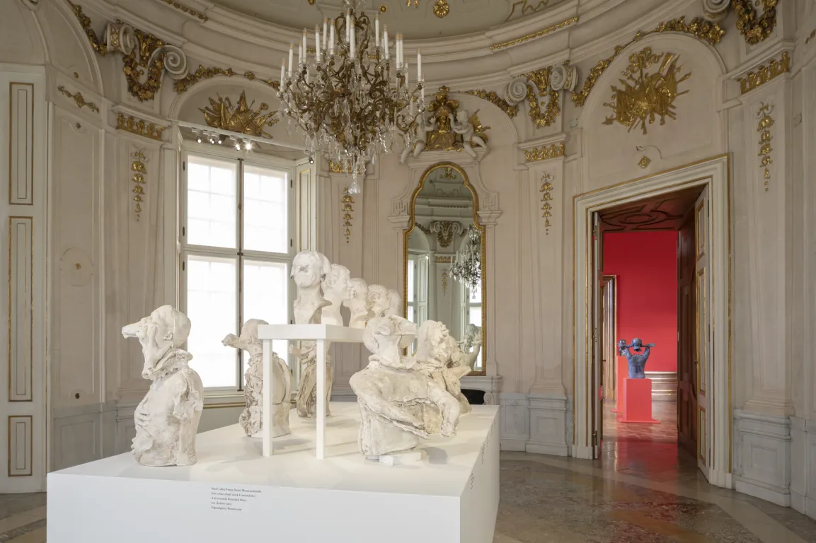Ausstellungsansichten "FACE TO FACE. Marc Quinn meets Franz Xaver Messerschmidt"