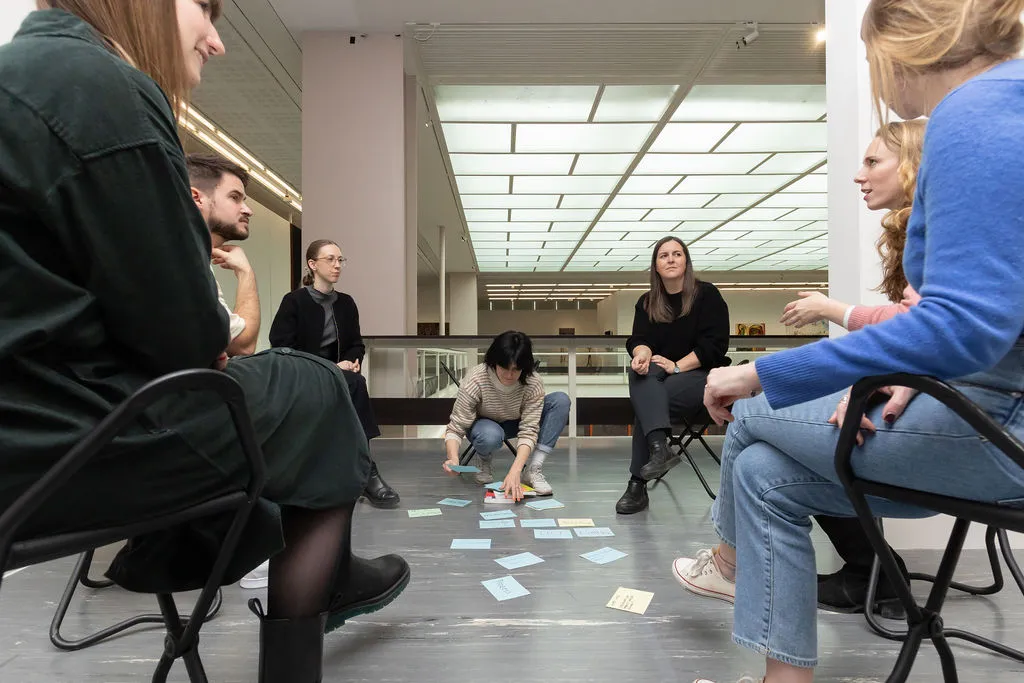 Menschen bei einem Workshop im Museum