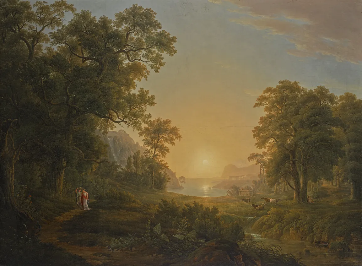 Sonnenaufgang hinter einer Waldlandschaft mit zwei spazierenden Frauen und Kühen