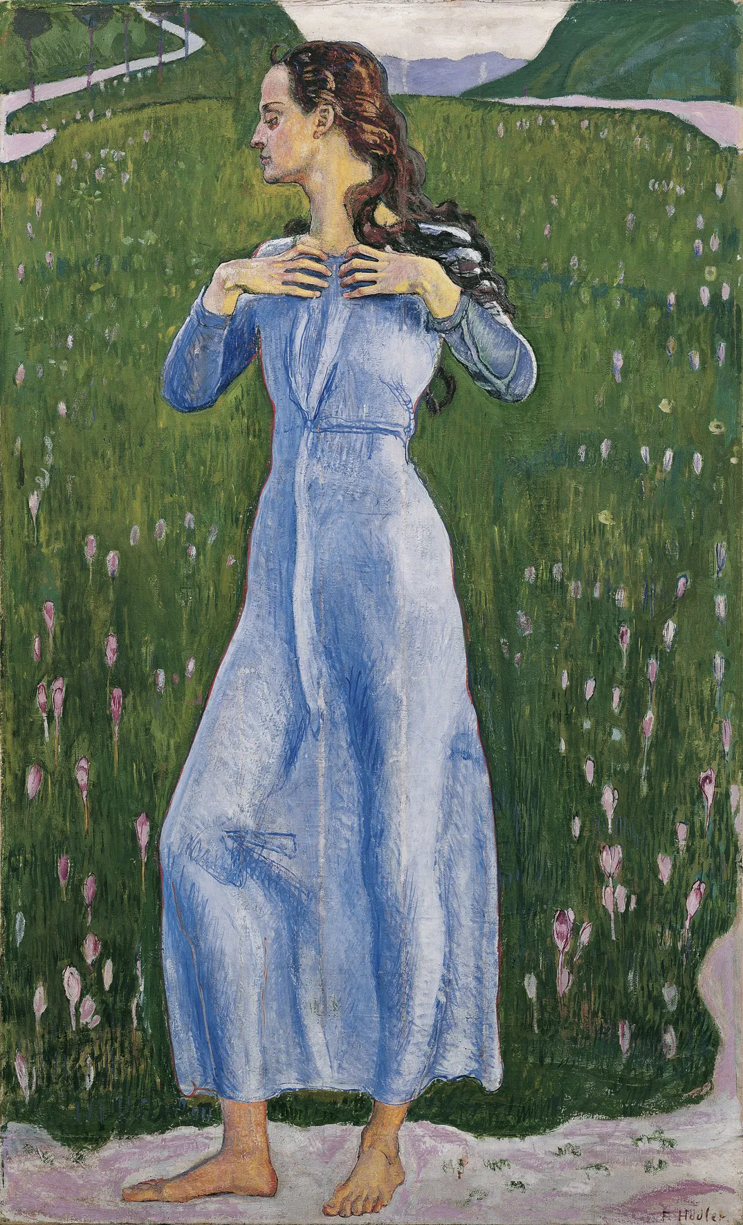 Dame im blauen Kleid mit gesenktem Blick und den Händen an der Brust auf einer grünen Wiese stehend
