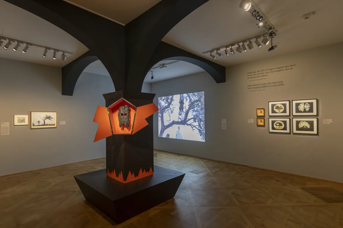Ausstellungsansicht "GROW. Der Baum in der Kunst"