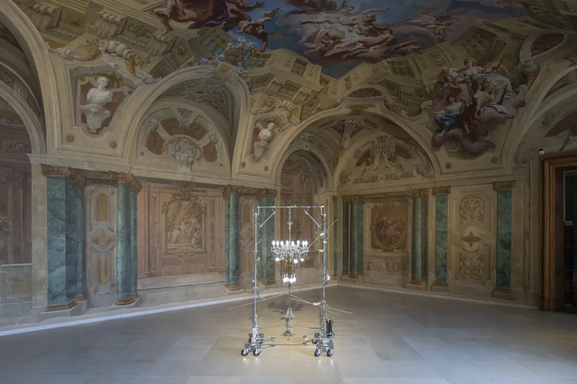 Mobile Lichtskulptur von Marina Faust im Carlone-Saal