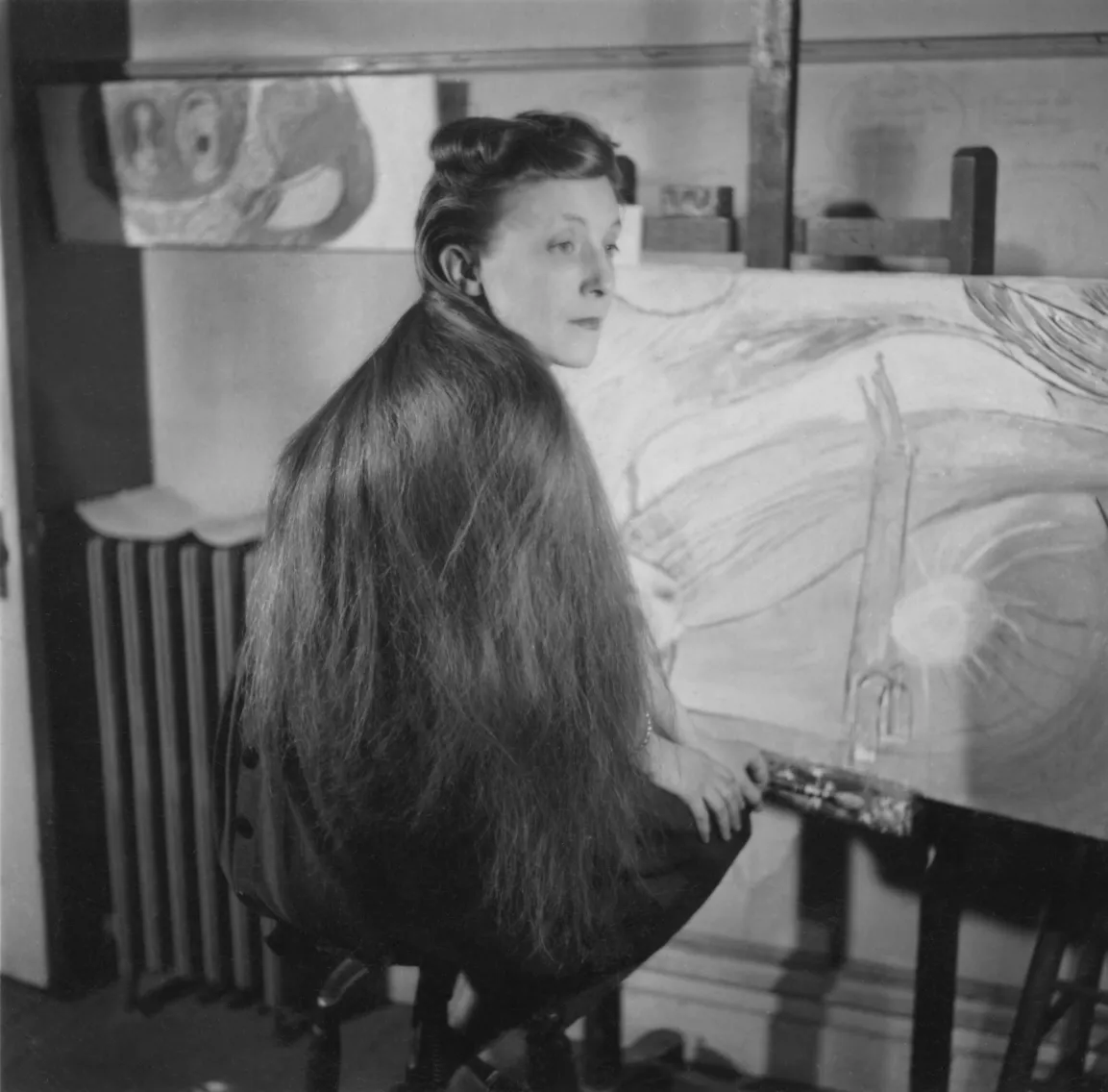 Schwarz/Weiß Porträt der jungen Louise Bourgeois in ihrem Atelier in New York