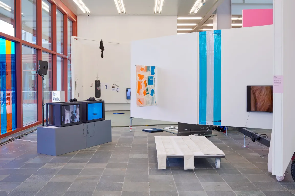 Ausstellungsansicht "Über das Neue Wiener Szenen und darüber hinaus"