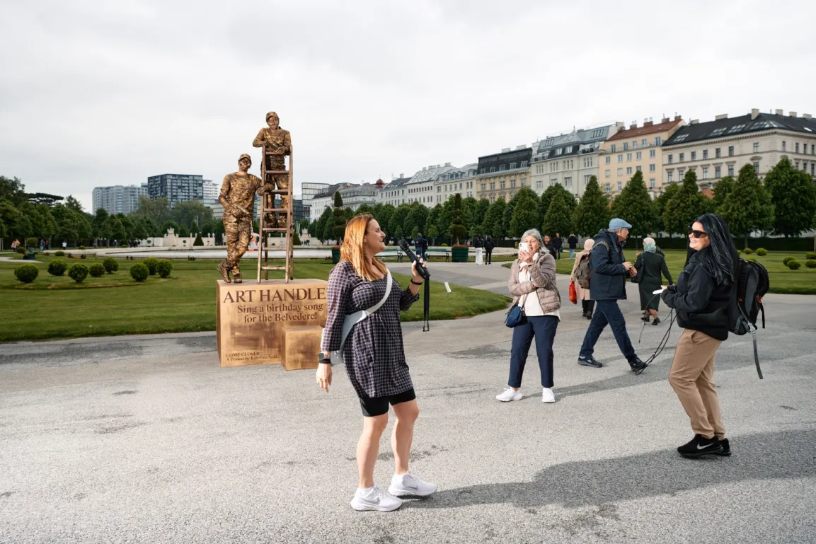 Performance "Come Closer!" von Kateřina Šedá vor dem Oberen Belvedere 2023