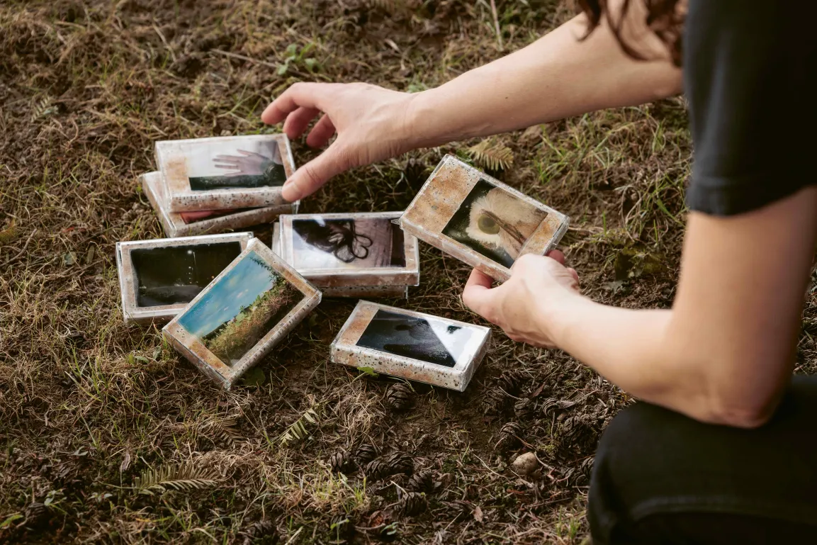 Fotografien in Kassettenhüllen auf der Erde