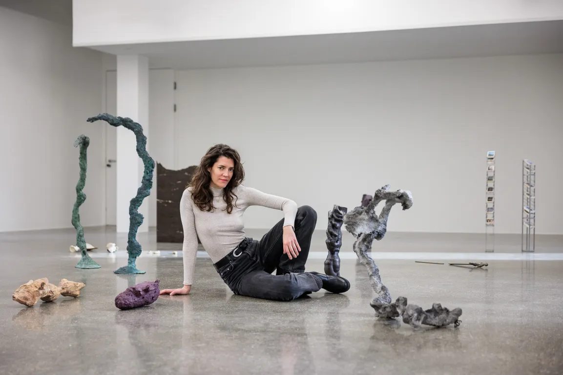 Angelika Loderer in der Ausstellung "Angelika Loderer. Soil Fictions"