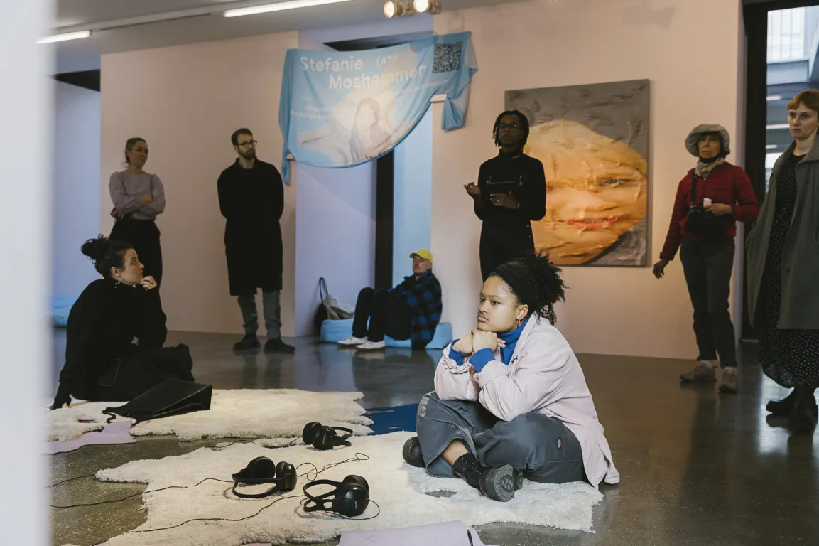 Person in der CIVA Ausstellung 2023