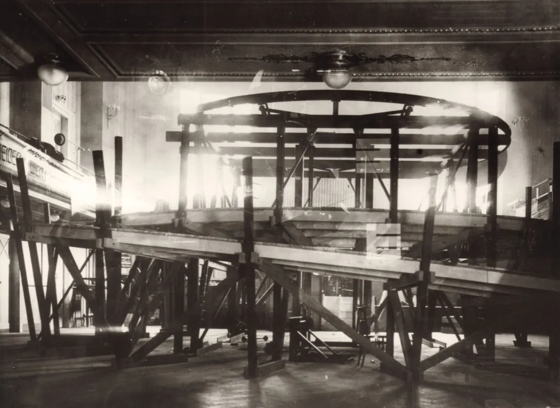Friedrich Kiesler, Raumbühne in der Internationalen Ausstellung neuer Theatertechnik, Konzerthaus, Wien, 1924