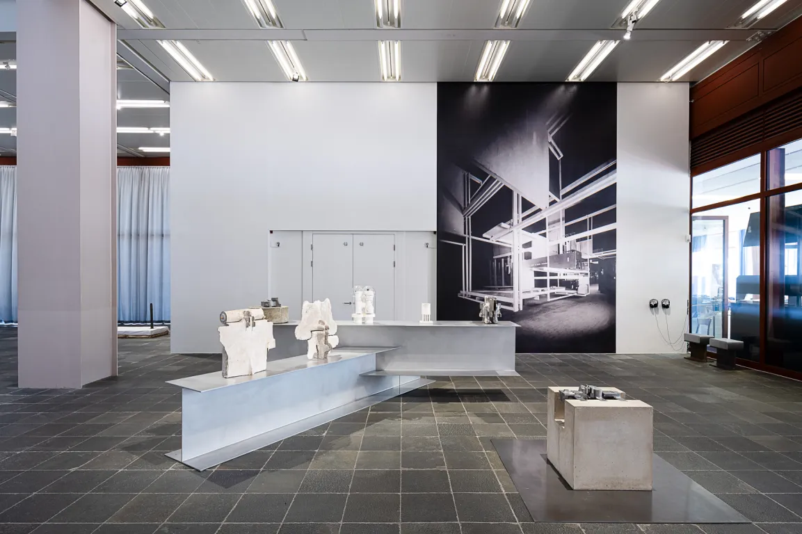 Ausstellungsansicht "VISIONÄRE RÄUME. WALTER PICHLER TRIFFT FRIEDRICH KIESLER in einem Display von Sonia Leimer"