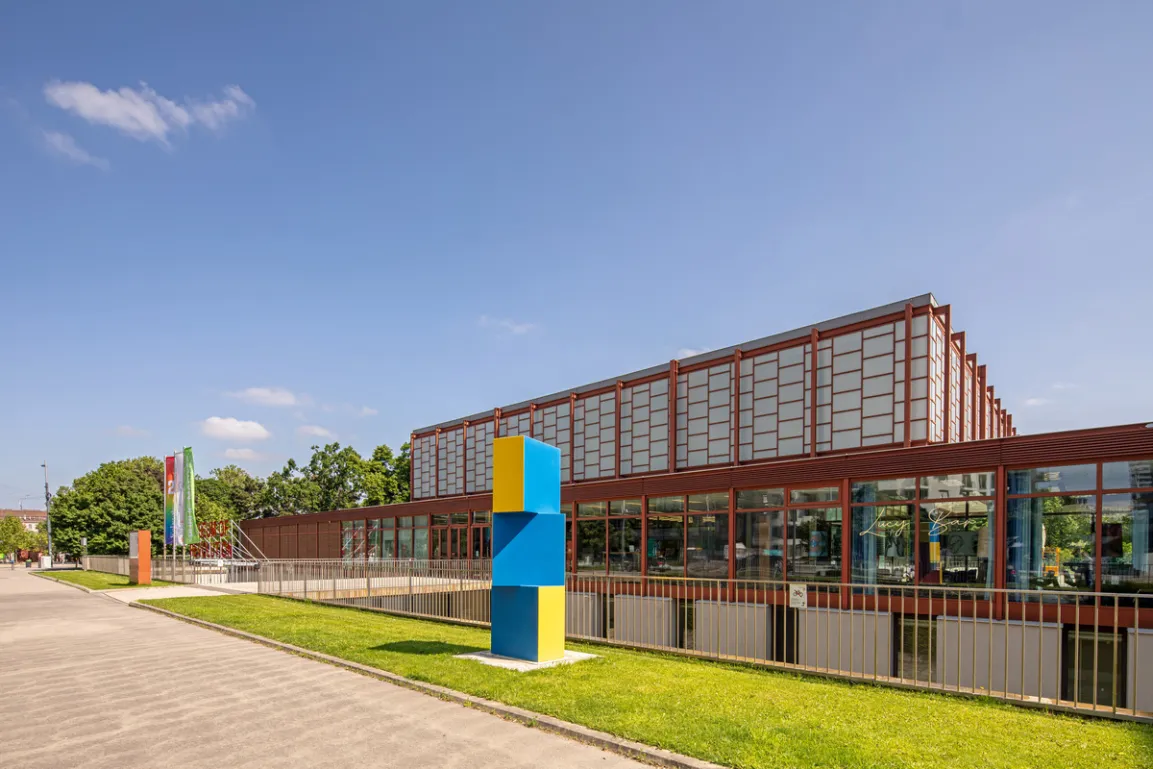 Skulptur aus geometrischen Quadern in den Grundfarben rot, blau und gelb