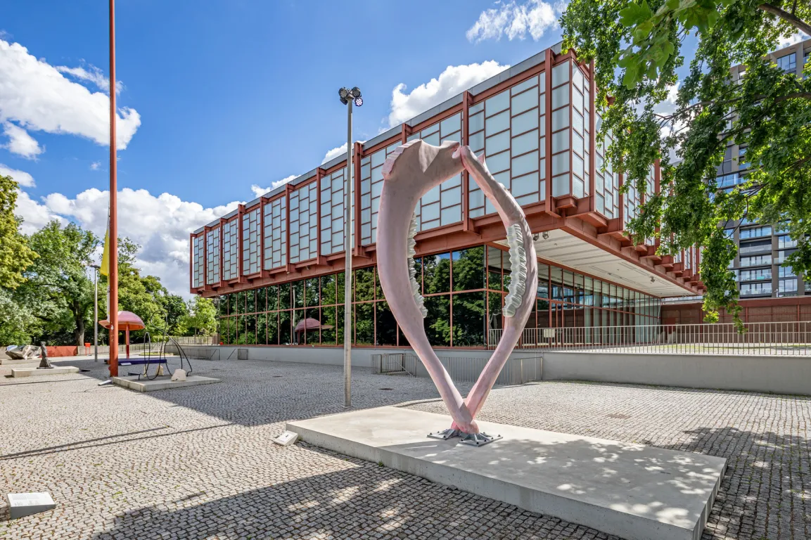 Skulptur Chará der Künstlerin Kris Lemsalu