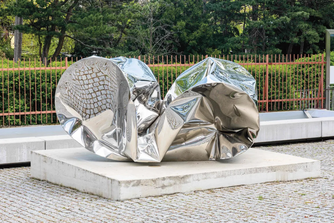 Spiegelnde Metallplastik von Hans Kuppelwieser
