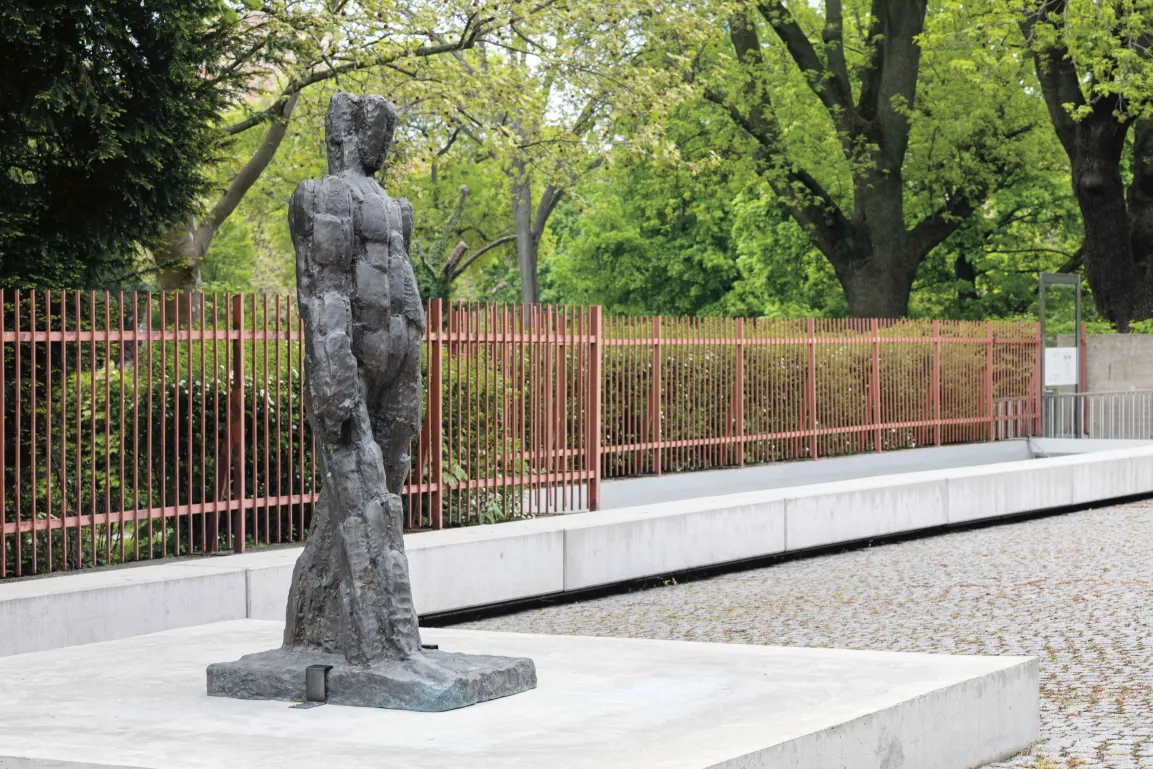 Lebensgroße Bronzeskulptur von Ingeborg Pluhar