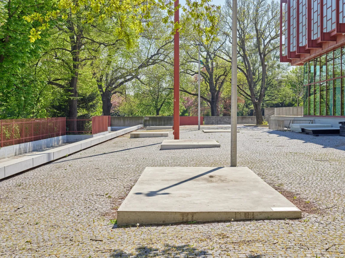 Plattformen aus Beton von Heimo Zobernig, 2013