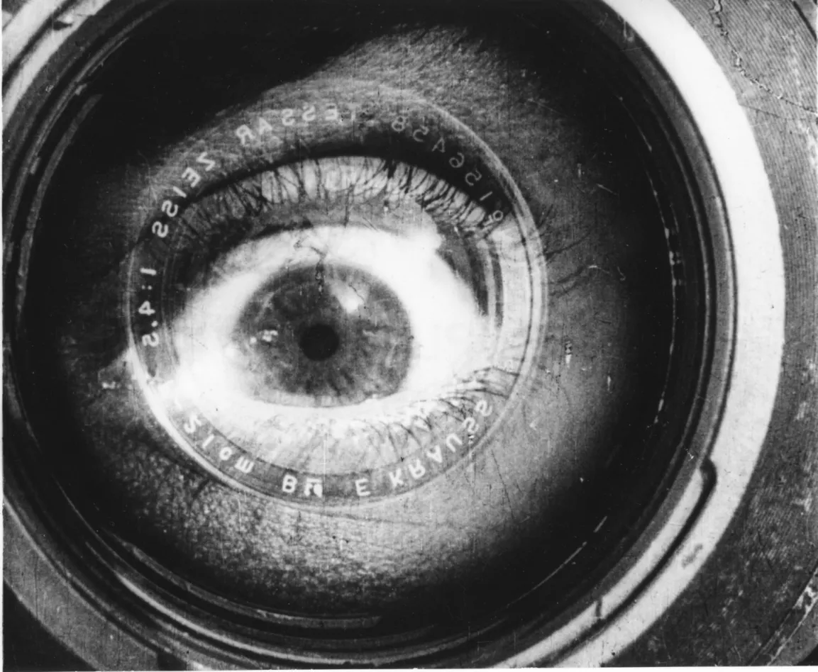 Ein Auge durch eine Kameralinse