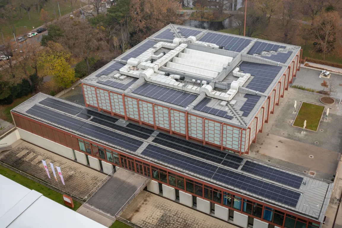Solaranlage auf dem Dach des Belvedere 21 