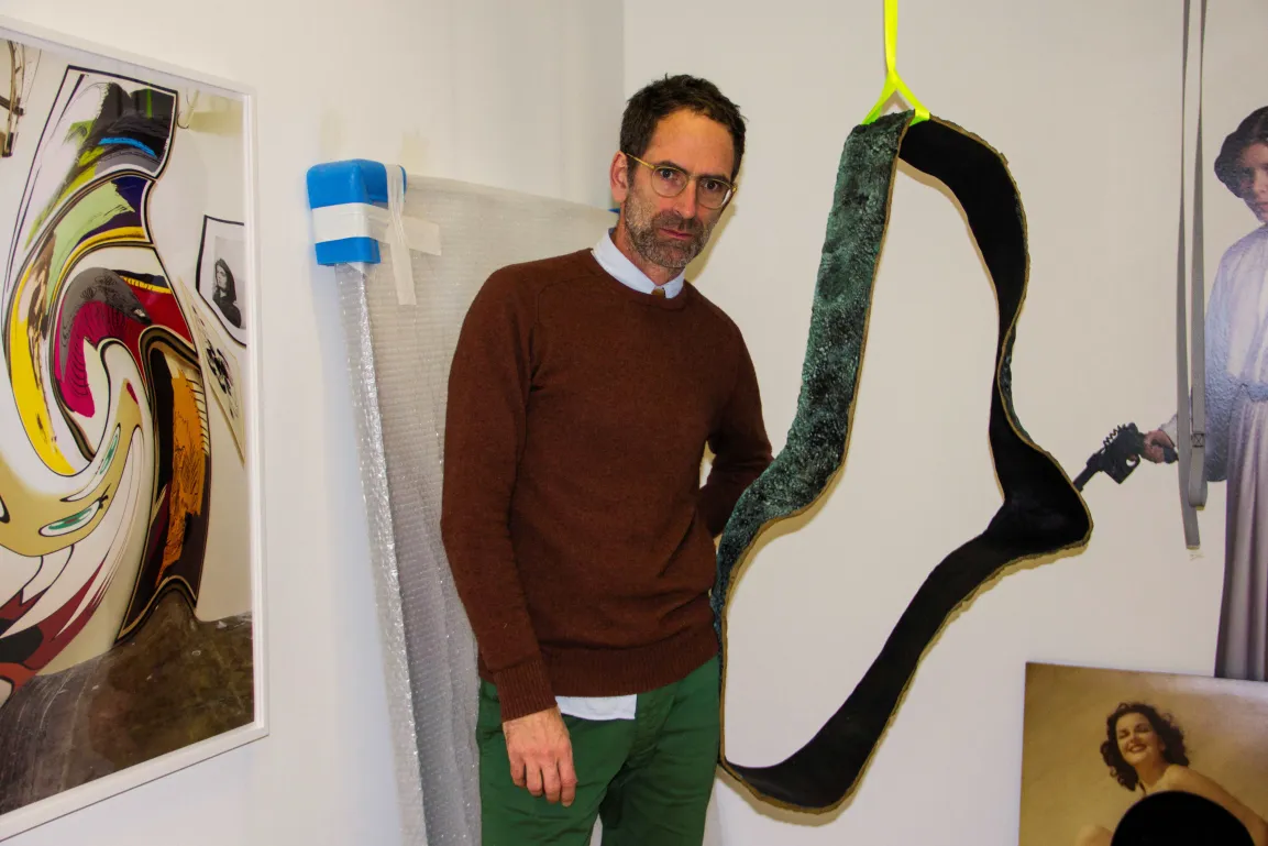 Porträt des Künstlers Jonathan Monk in seinem Studio