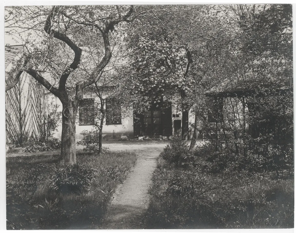Schwarz-/Weiß-Fotografie Garten und Außenansicht von Gustav Klimts Atelier in der Feldmühlgasse, 1917, fotografiert von Moriz Nähr