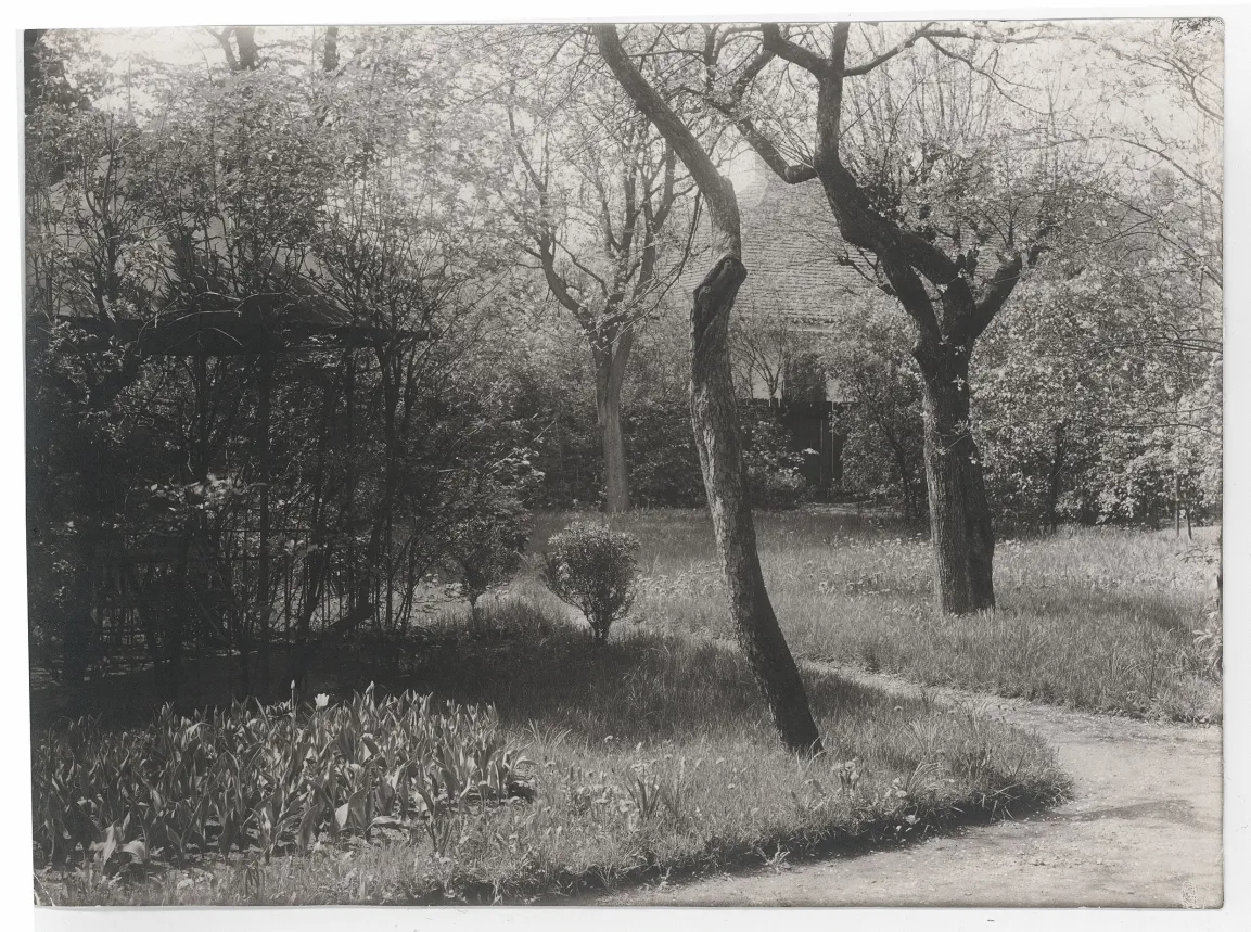 Schwarz-/Weiß-Fotografie Garten und Pavillon von Gustav Klimts Atelier in der Feldmühlgasse, 1917, fotografiert von Moriz Nähr
