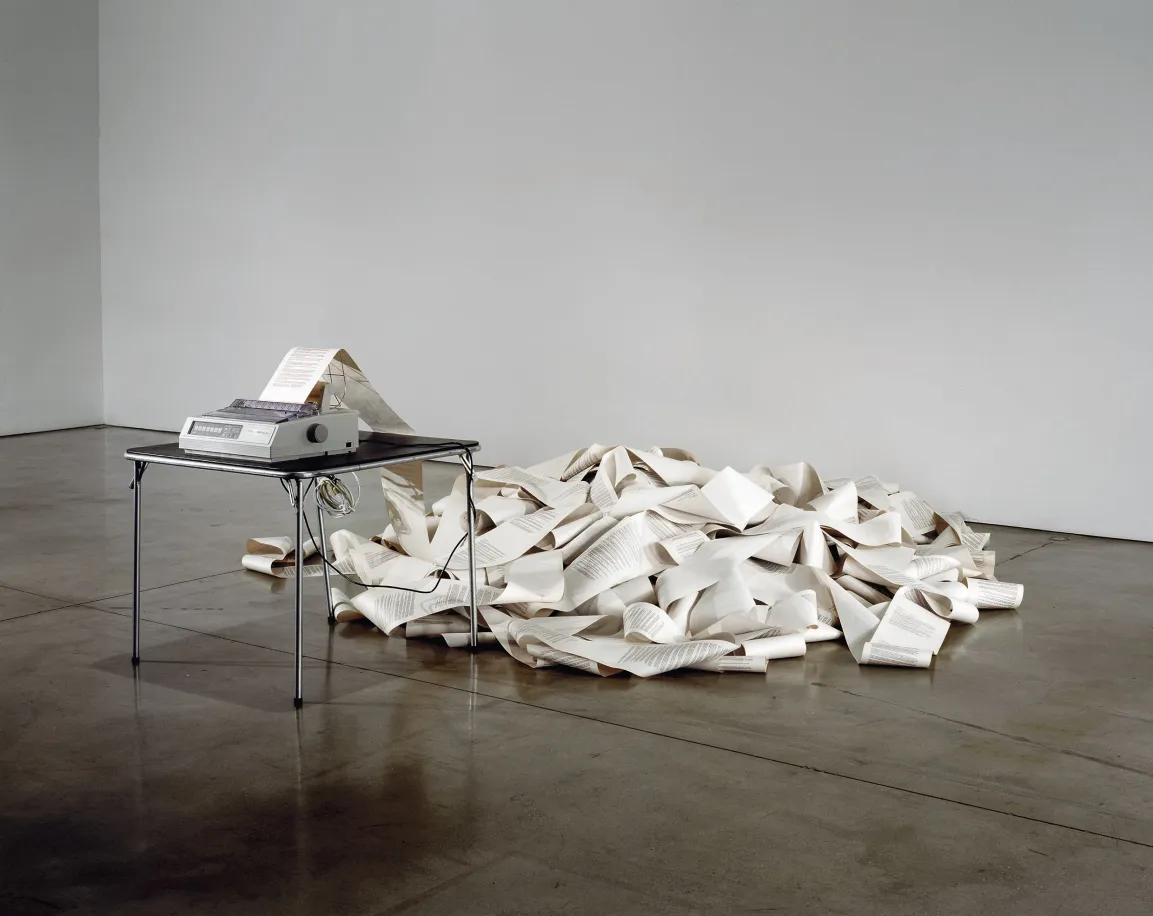 Das Kunstwerk Nachrichten (1969) besteht aus einem Faxgerät, das auf einem schlichten Metalltisch steht und kontinuierlich Text auf Papier druckt. Die ausgedruckten Nachrichten bilden einen chaotischen Papierhaufen auf dem Boden.