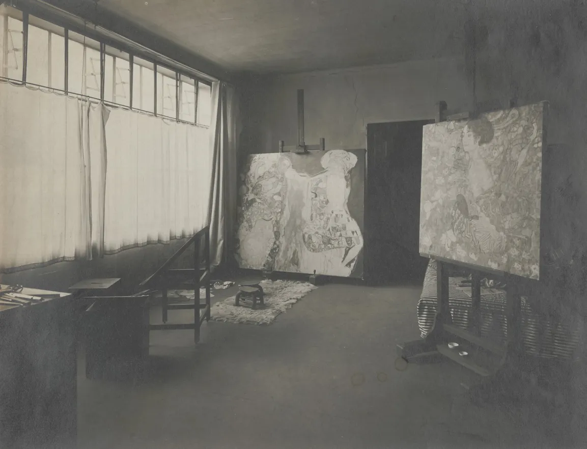 Schwarz-/Weiß-Fotografie von Gustav Klimts Werkstattraum in der Feldmühlgasse