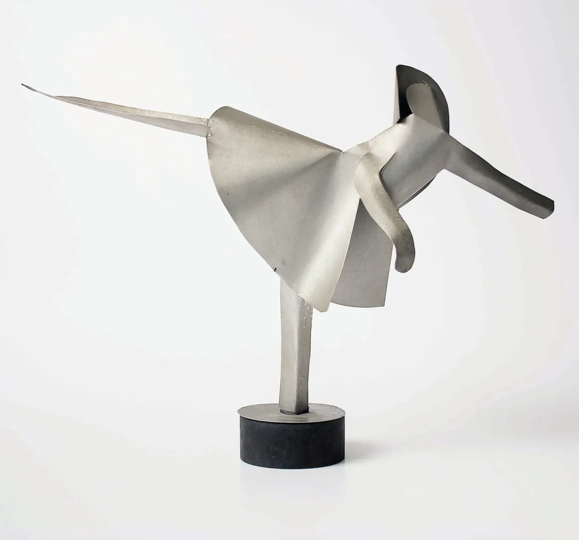 Futuristische Skulptur aus Aluminiumblech einer Tänzerin Figur