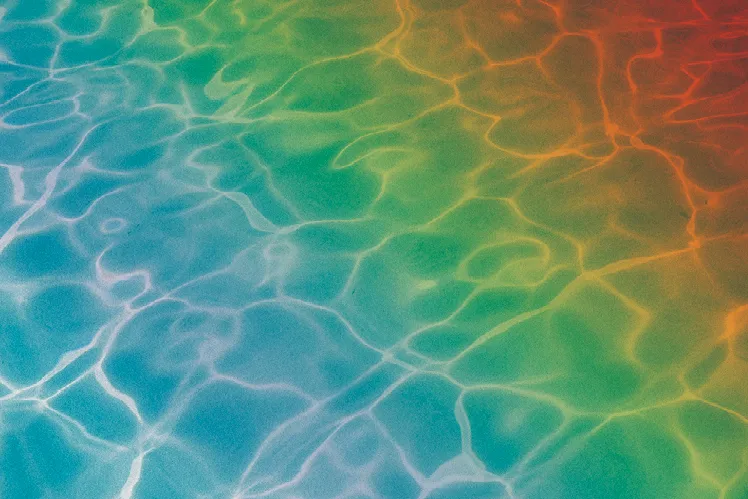 Wasseroberfläche in Regenbogenfarben