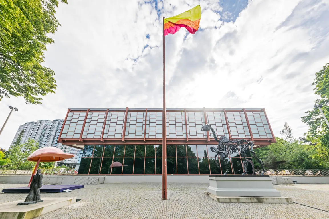 Bunte Flagge hinter dem Belvedere 21