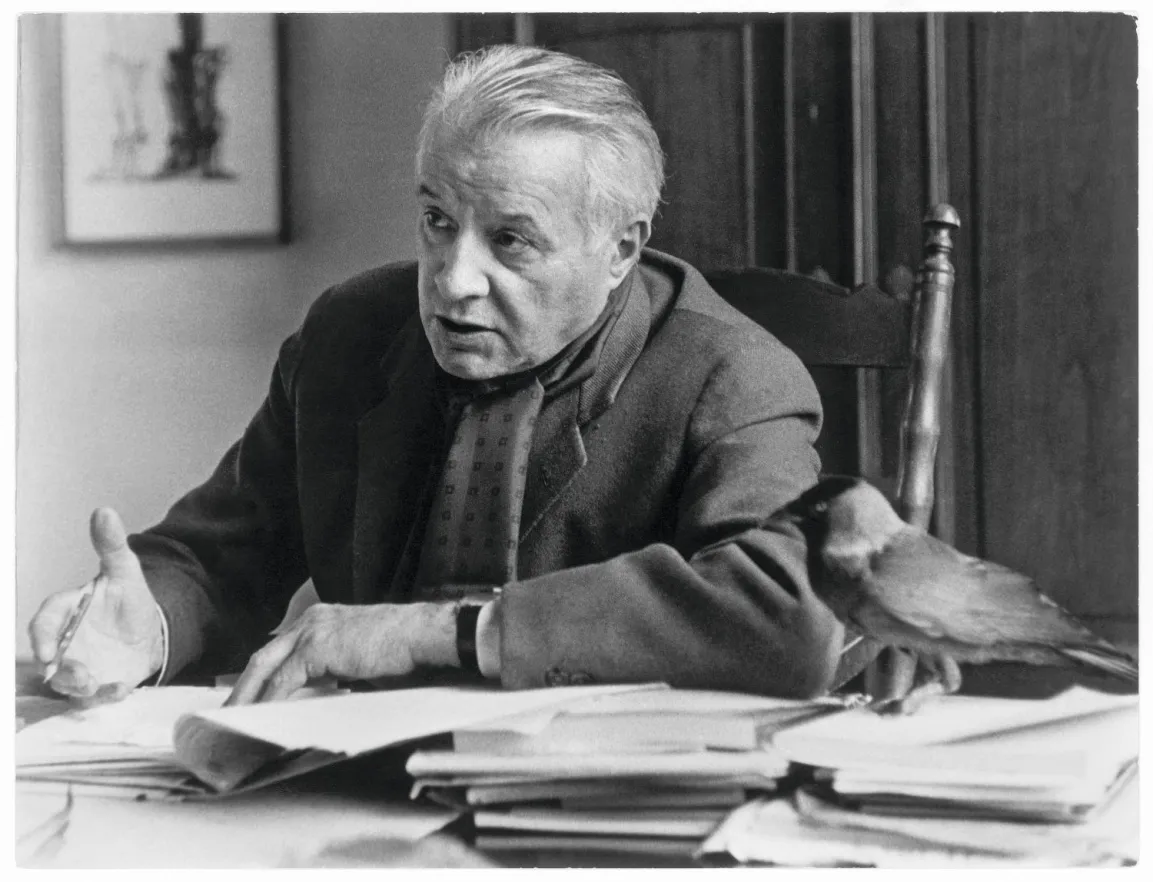 Fritz Wotruba im Gespräch in seinem Atelier