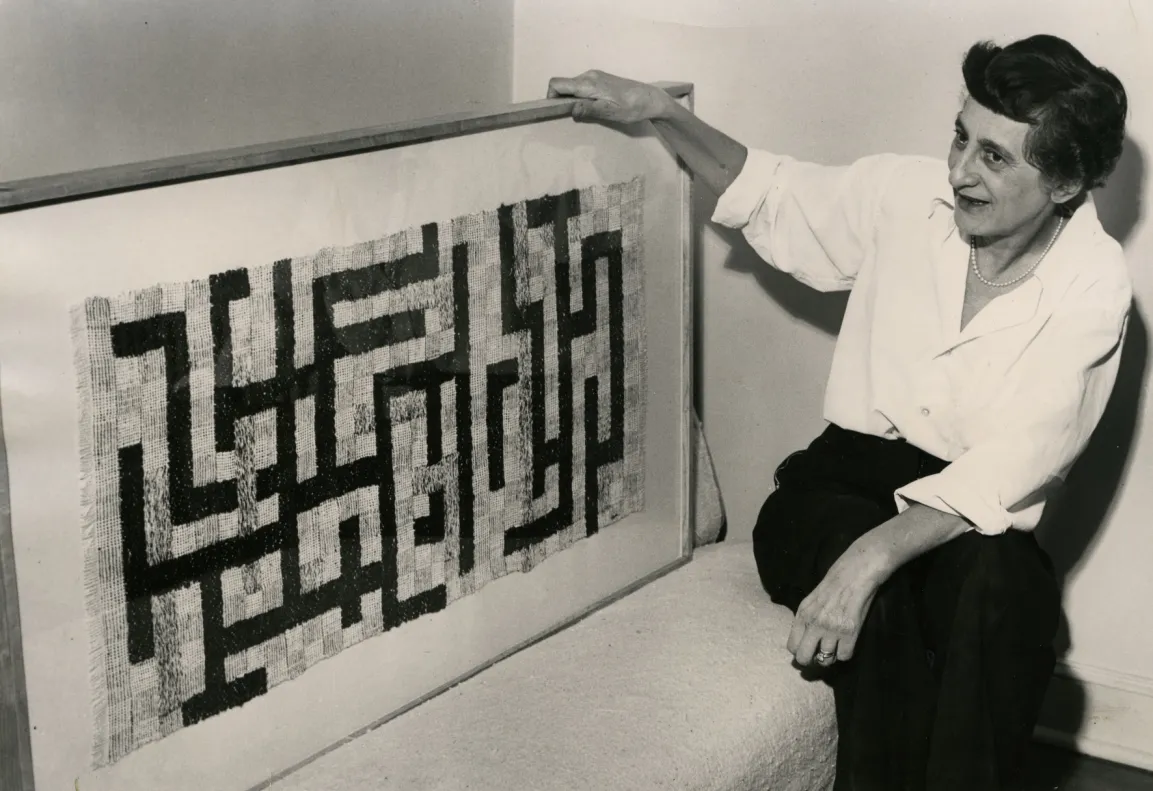 Anni Albers mit ihrer Arbeit Two, New Haven, Connecticut,1952