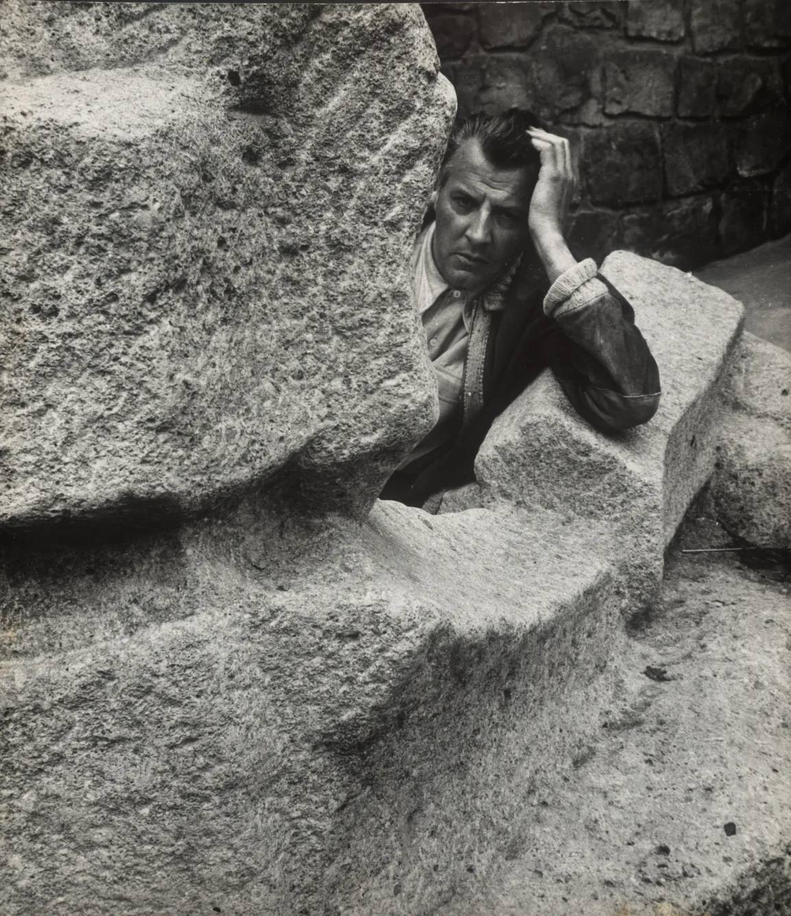 Fritz Wotruba und die Große liegende Figur, 1951–1953, im Garten von Wotrubas Atelier, 1952;  Foto: Yoichi Okamoto / Österreichische Nationalbibliothek