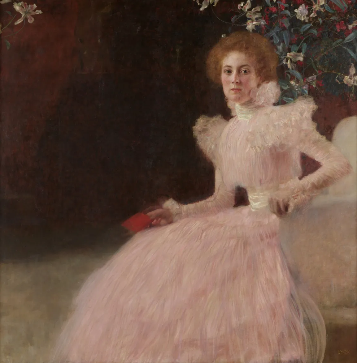 Das Bild zeigt eine Frau, die in einem eleganten, opulenten Kleid sitzt. Sie hat eine aufwendige Frisur und hält eine rote Karte in der Hand. Ihr Blick ist nachdenklich und direkt auf den Betrachter gerichtet. Im Hintergrund sind blühende Pflanzen zu sehen, die dem Bild eine romantische Atmosphäre verleihen. [KI-generiert mit ChatGPT]