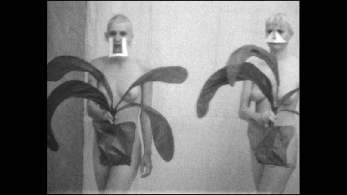 Ursula Pürrer & Ashley Hans Scheirl, Das schwarze Herz tropft - Bastelanleitung zu -Rinnen (Filmstill), 1985, Super-8-Film, Farbe, Ton, 13:43 Min