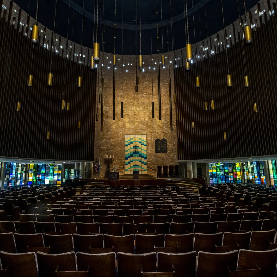 Olan Sanctuary, Tempel Emanu-El, Dallas, Texas, fertiggestellt 1957. Thoraschreinpaneele von Anni Albers, Buntglasfenster von György Kepes