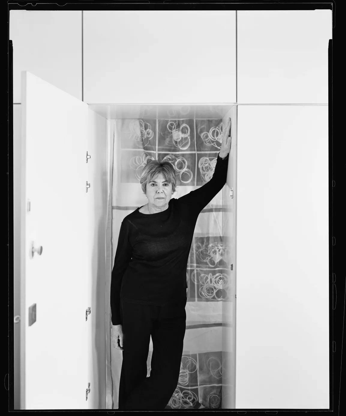 Porträt von Friedl Kubelka / vom Gröller in der Gartengasse mit einer Arbeit von Anja Manfredi im Hintergrund.