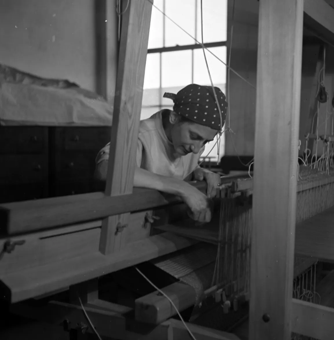 Anni Albers am Webstuhl, Black Mountain College, North Carolina, 1937