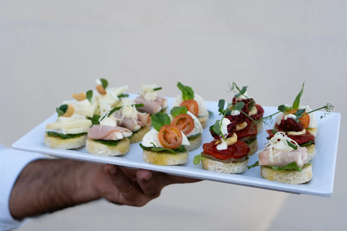 Canapés auf einem Tablett