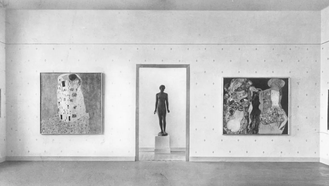 Historische Aufnahme der Modernen Galerie (heute: Belvedere); Ausstellungsansicht mit Klimt und Kolbe