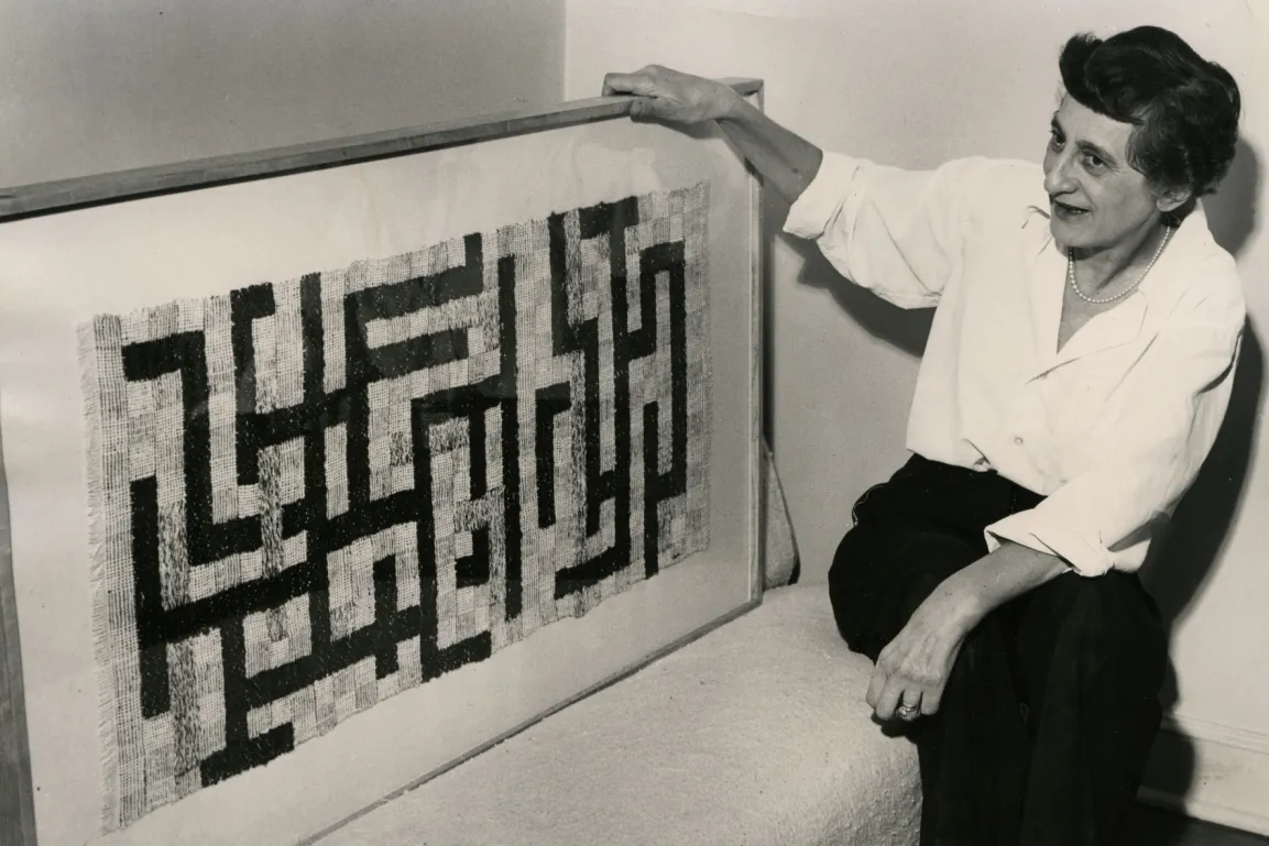 Anni Albers mit ihrer Arbeit Two, New Haven, Connecticut,1952