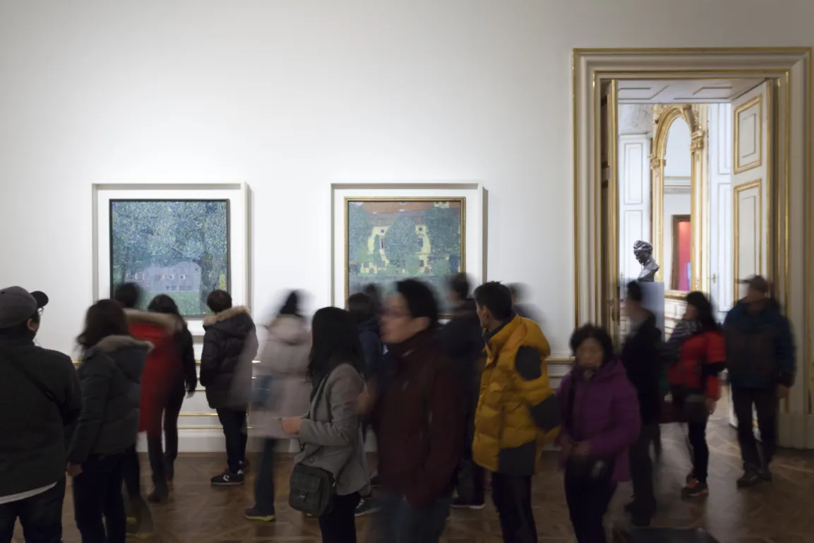 Besucher*innen im Ausstellungsraum.