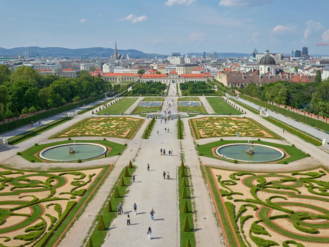 Eine Schlossansicht mit gepflegter barocker Gartenanlage im Vordergrund