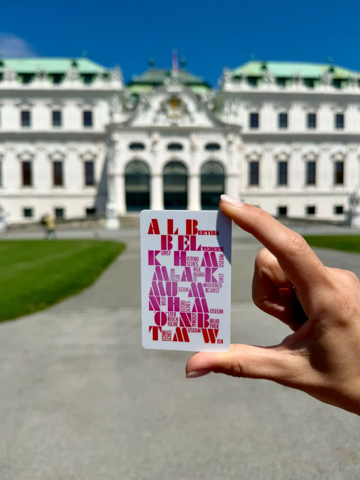 Die Bundesmuseen Card. Im Hintergrund das Obere Belvedre.