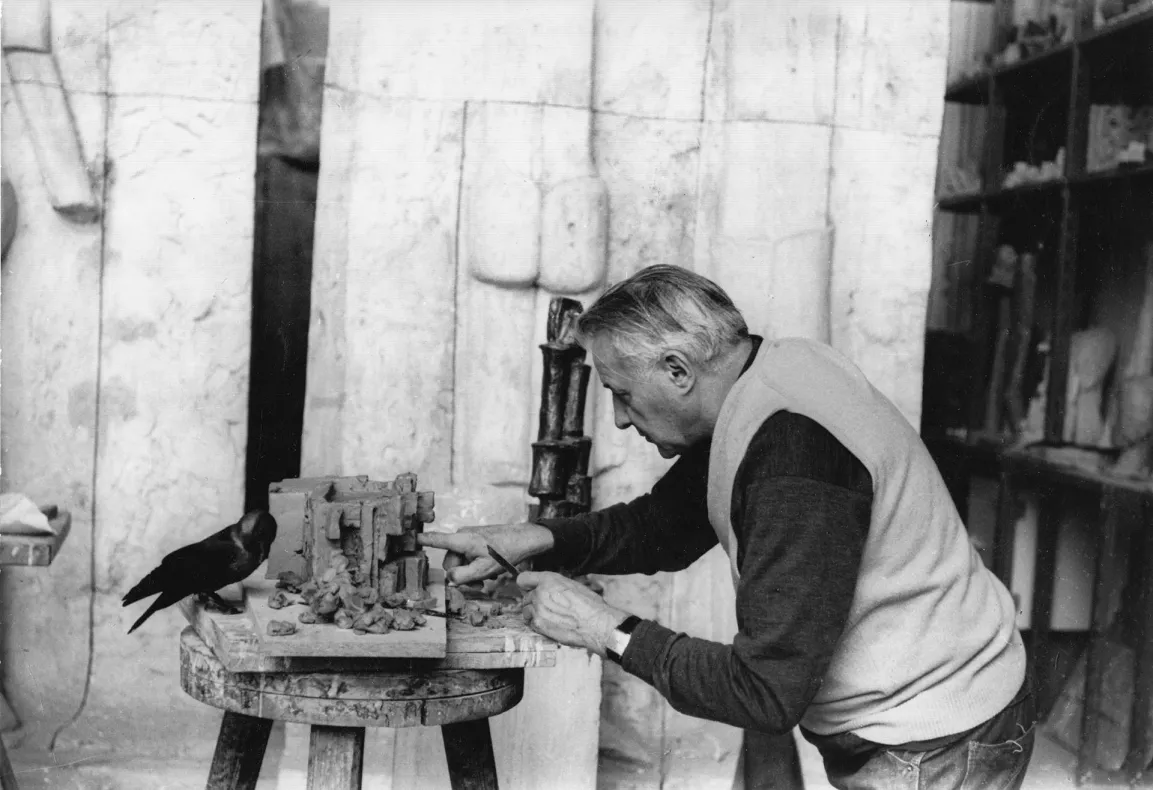 Fritz Wotruba in seinem Atelier bei der Arbeit an einem Tonmodell für das Projekt eines Karmelitinnenklosters in Steinbach bei Wien, später für die Kirche Zur Heiligsten Dreifaltigkeit auf dem Georgenberg, Wien-Mauer, 1967