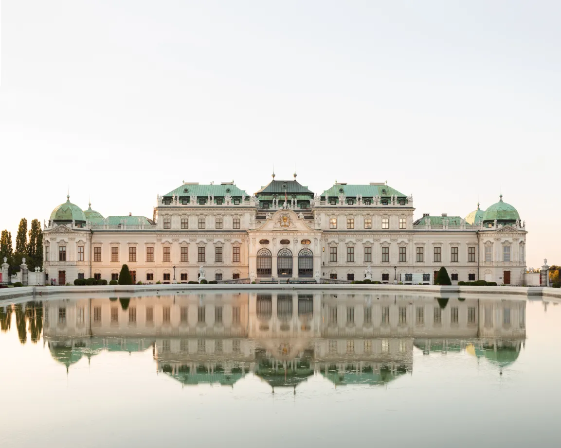Außenansicht Oberes Belvedere mit Spiegelteich