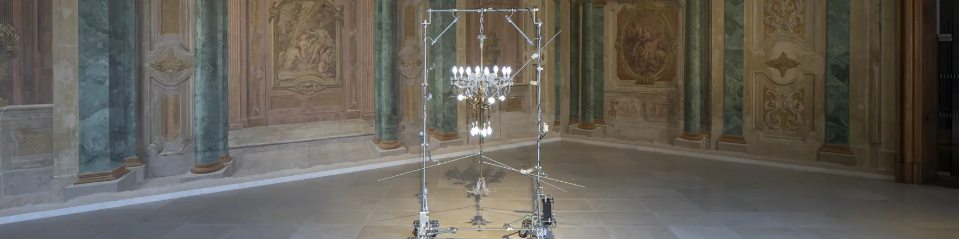 Mobile Lichtskulptur von Marina Faust im Carlone-Saal
